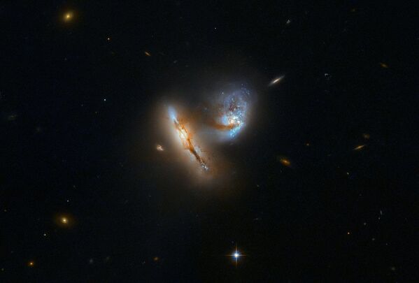 Duas galáxias em fusão na constelação de Aires - Sputnik Brasil