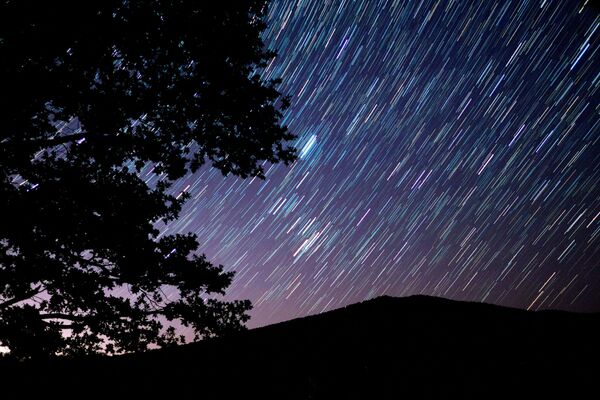 Céu cheio de estrelas durante passagem de chuva de meteoros Perseidas - Sputnik Brasil
