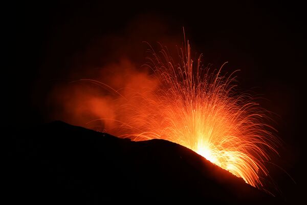 Erupção do vulcão Stromboli na Itália
 - Sputnik Brasil