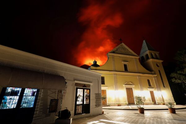 Fumaça causada pela erupção do vulcão se ergue sobre as casas na ilha italiana de Stromboli
 - Sputnik Brasil