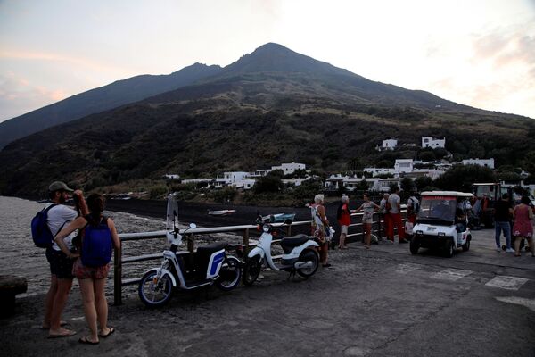 Turistas observando o vulcão Stromboli um dia após a erupção
 - Sputnik Brasil