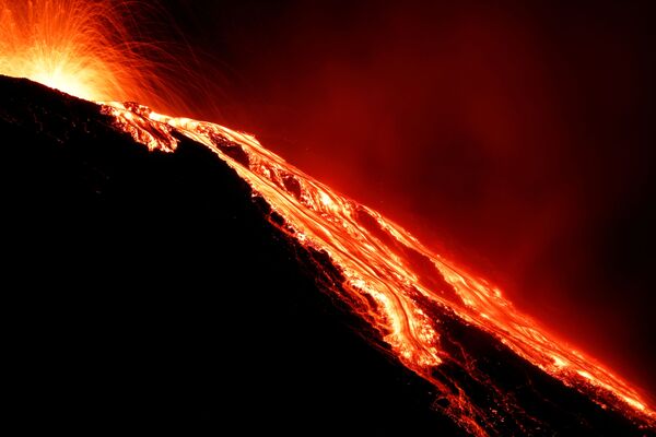 Lava escorrendo do vulcão Stromboli um dia depois da erupção
 - Sputnik Brasil