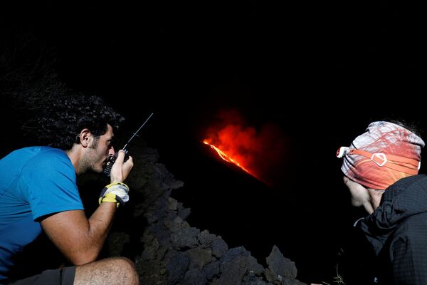 Vulcanólogos observando o vulcão Stromboli de longe
 - Sputnik Brasil