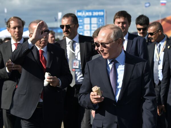 Presidente da Rússia, Vladimir Putin, e presidente da Turquia, Recep Tayyip Erdogan, comem sorvete no Salão Aeroespacial Internacional MAKS 2019 - Sputnik Brasil