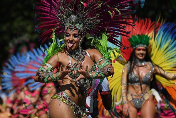 Participante do Carnaval em Notting Hill - Sputnik Brasil
