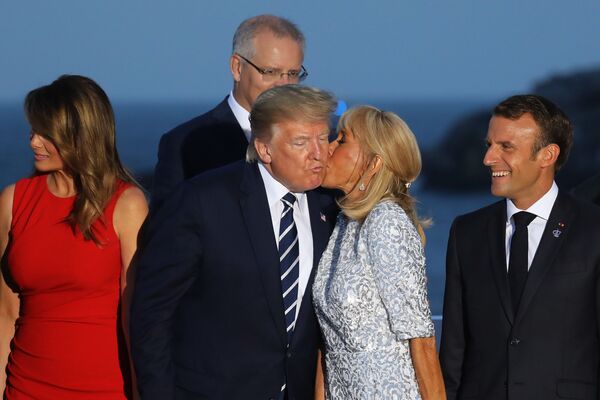 Esposa do presidente da França, Brigitte Macron, beija o presidente dos EUA, Donald Trump, durante a captura de fotos na reunião do G7 em Biarritz - Sputnik Brasil