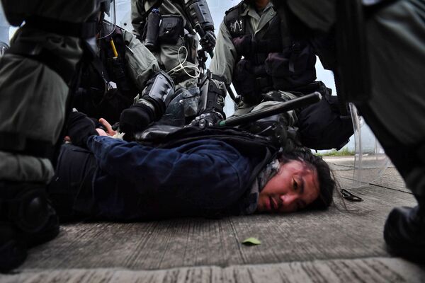Polícia de Hong Kong detém um manifestante - Sputnik Brasil