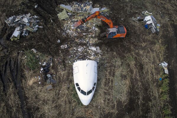Trabalhos de retirada do avião Airbus A321 do lugar do acidente no campo nos arredores de Moscou. Em 15 de agosto o avião russo fez um pouso de emergência bem-sucedido em um campo de milho - Sputnik Brasil