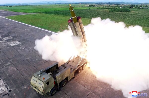 Lançamento de míssil durante teste de um sistema de mísseis reutilizável na Coreia do Norte - Sputnik Brasil