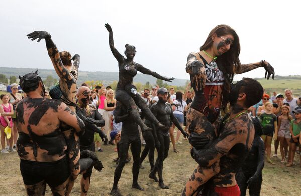 Participantes do Festival Zheleznaya Gryaz (literalmente Lama de Ferro) na cidade de Zheleznovodsk, na Rússia - Sputnik Brasil
