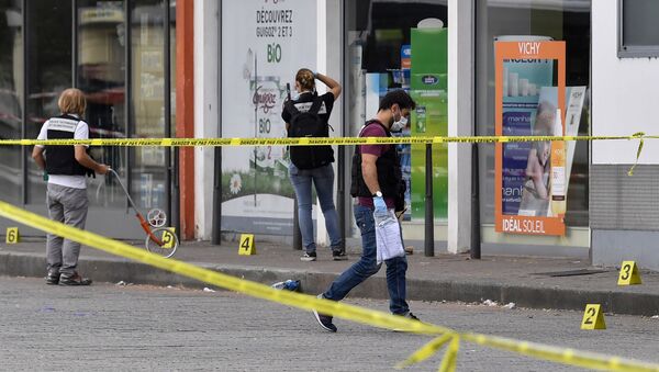 Policiais procuram evidências em frente a uma farmácia em Villeurbanne, nos arredores de Lyon, sudeste da França, em 31 de agosto de 2019 - Sputnik Brasil