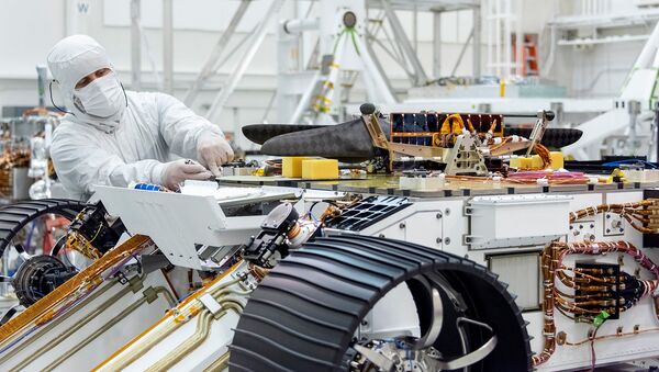 Engenheiro instala o Mars Helicopter no rover Mars 2020, no Laboratório de Propulsão a Jato (JPL) da NASA em Pasadena, na Califórnia, em 27 de agosto de 2019 - Sputnik Brasil