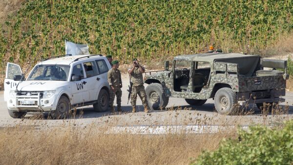 Soldados libaneses com oficiais da ONU patrulham na aldeia libanesa de Aitaroun, ao longo da fronteira entre Israel e Líbano, Israel, 27 de agosto de 2019 - Sputnik Brasil