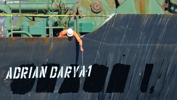 Membro da tripulação verifica novo nome do petroleiro iraniano Adrian Darya 1, anteriormente conhecido como Grace 1, na costa de Gibraltar, 18 de agosto de 2019 - Sputnik Brasil