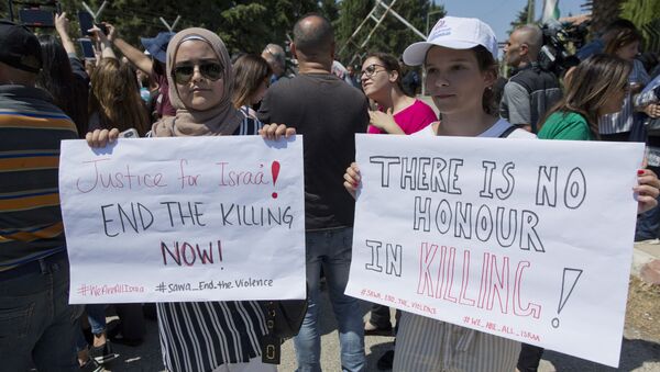 Palestinas protestam em Ramallah após morte de uma possível vítima de 'crime de honra' em Beit Sahour, na Cisjordânia - Sputnik Brasil