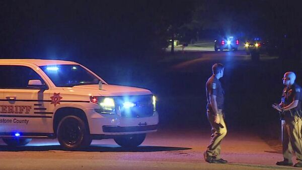 Polícia bloqueia rua da cidade de Elkmont, no Alabama, após família ser morta a tiros por adolescente - Sputnik Brasil