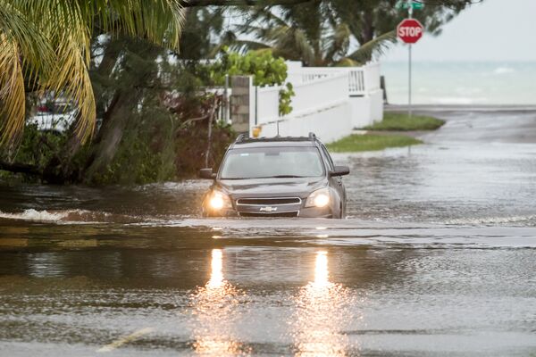 Carro passa por rua inundada após furacão Dorian chegar a Nassau, Bahamas, 2 de setembro de 2019 - Sputnik Brasil