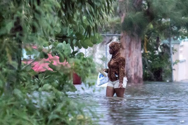 Mulher caminha em rua inundada depois que o furacão Dorian atingiu Nassau, nas Bahamas, 2 de setembro de 2019 - Sputnik Brasil