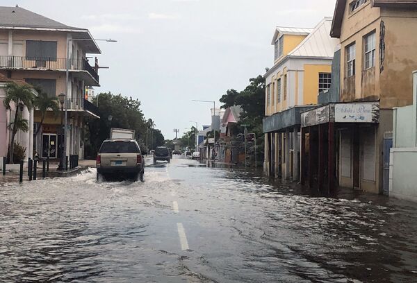 Vista de rua inundada no centro de Nassau, nas Bahamas, em 3 de setembro de 2019 - Sputnik Brasil