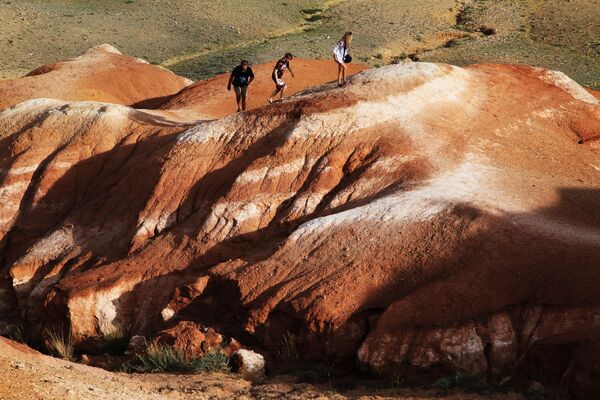 Turistas no vale de Kizil-Chin na Estepe de Chuya, na república de Altai, na Rússia - Sputnik Brasil
