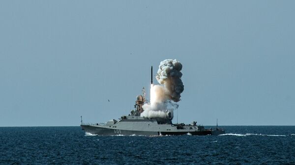 Lançamento de míssil a partir da corveta Vyshny Volochyok durante os exercícios militares da Frota do Mar Negro e do Distrito Militar do Sul da Rússia na Crimeia - Sputnik Brasil