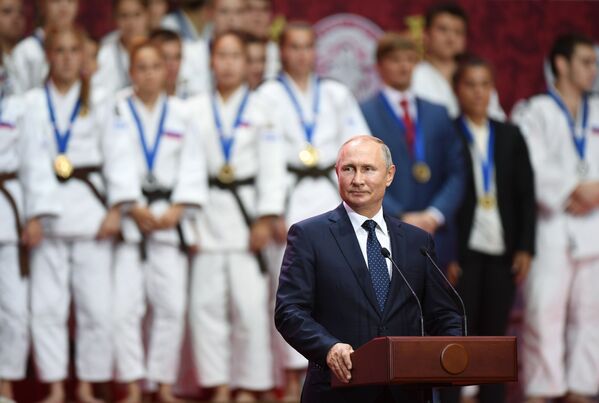 Presidente da Rússia, Vladimir Putin, em 5 de setembro, durante a cerimônia de premiação da III Turnê Internacional de Judô em nome de Jigoro Kano  - Sputnik Brasil