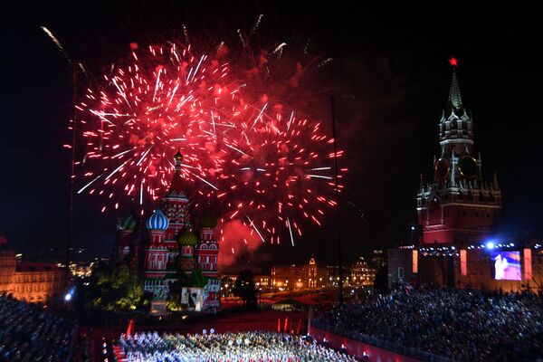 Cerimônia de encerramento do Festival de Música Militar Spasskaya Bashnya na Praça Vermelha em Moscou - Sputnik Brasil