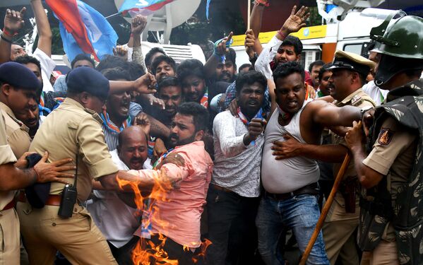 Membros do Congresso de Karnataka lutam com a polícia em protesto pela prisão do líder do Congresso D.K. Shivakumar - Sputnik Brasil