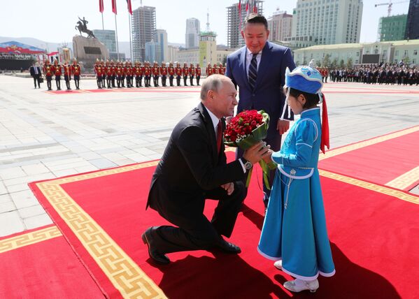 Presidente da Rússia, Vladimir Putin, sendo recebido pelo presidente da Mongólia, Khaltmaagin Battulga em 3 de setembro - Sputnik Brasil