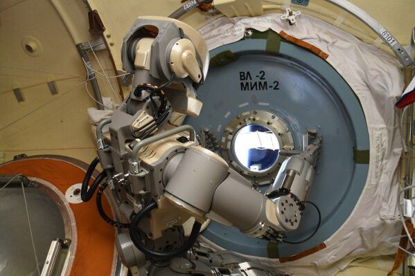 Robô humanóide Skybot F-850 na órbita da Estação Espacial Internacional  - Sputnik Brasil