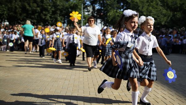 Crianças da primeira série na cerimônia de início das aulas, em 1° de setembro na Rússia - Sputnik Brasil