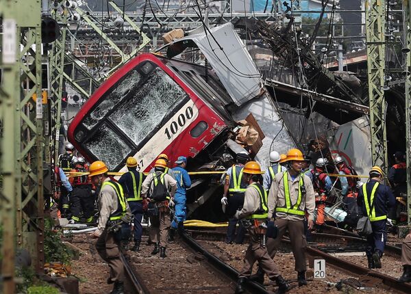 Equipe de resgate no local de colisão entre um trem e um caminhão na cidade japonesa de Yokohama - Sputnik Brasil