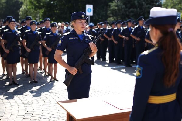  Cadetes da Escola Superior de Pilotos da Aviação Militar A. K. Serov, em Krasnodar, durante a cerimônia de juramento - Sputnik Brasil