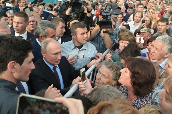 Presidente russo, Vladimir Putin, conversando com moradores da cidade russa de Tulun após ter visitado uma escola local - Sputnik Brasil