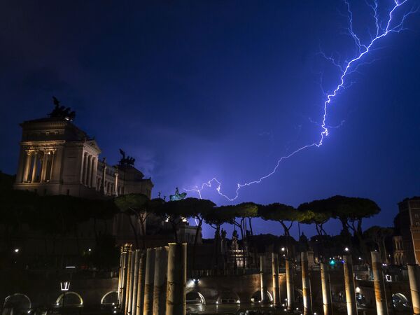 Raio cai no monumento de Vittorio Emanuele II durante tempestade em Roma - Sputnik Brasil
