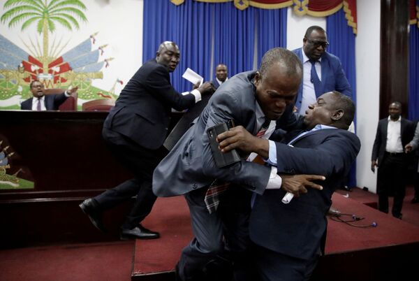 Briga entre parlamentares haitianos antes de início de uma sessão parlamentar na capital do país, Porto Príncipe - Sputnik Brasil