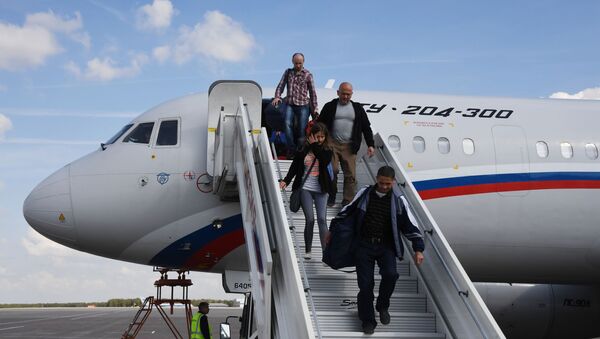 Pessoas libertas na sequência do acordo entre a Rússia e a Ucrânia descendo do avião Tu-204 no Aeroporto Internacional Vnykovo, em Moscou - Sputnik Brasil
