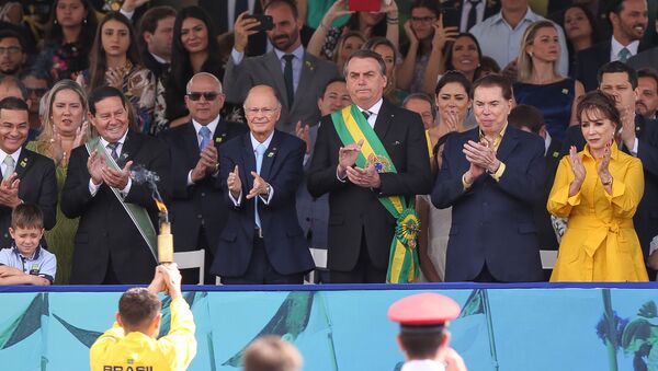 Jair Bolsonaro assiste ao desfile de 7 de Setembro ao lado de Edir Macedo e Silvio Santos em Brasília - Sputnik Brasil