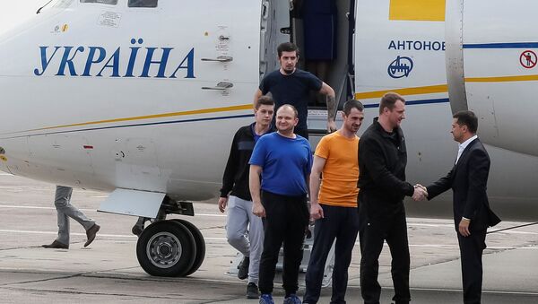Presidente da Ucrânia, Vladimir Zelensky recepciona prisioneiros ucranianos em Kiev - Sputnik Brasil
