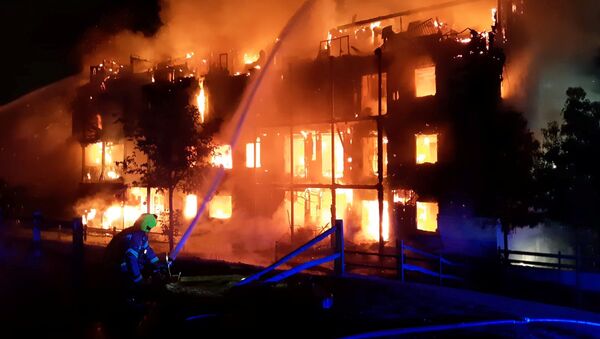 Bombeiros lutam contra incêndio consumindo bloco de apartamentos em Londres, Reino Unido, 9 de setembro de 2019 - Sputnik Brasil