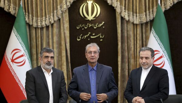 Autoridades iranianas em comitiva de imprensa sobre o programa nuclear do país em Teerã, Irã - Sputnik Brasil