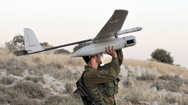 Soldado israelense prepara drone militar para lançar sobre a cidade de Hebron, na Cisjordânia, em 14 de junho de 2014 (imagem de arquivo) - Sputnik Brasil