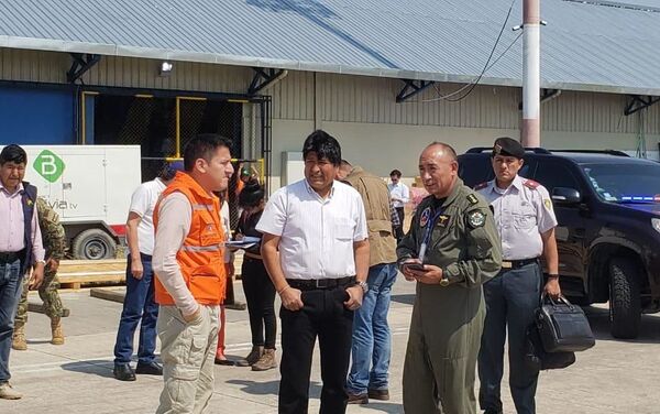 Evo Morales, presidente boliviano, e Javier Zavaleta, ministro boliviano da Defesa, depois de receber o avião russo Il-76 de combate a incêndios - Sputnik Brasil