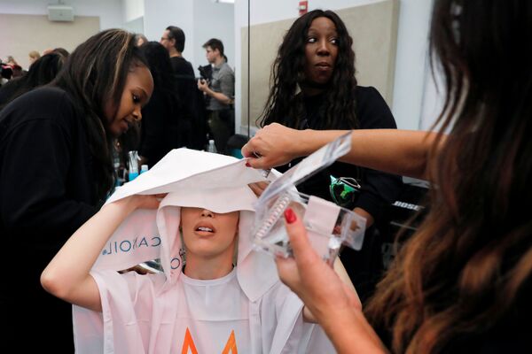Modelo se preparando nos bastidores antes da apresentação da coleção The Blonds Spring 2020 durante o desfile de moda New York Fashion Week, nos EUA - Sputnik Brasil
