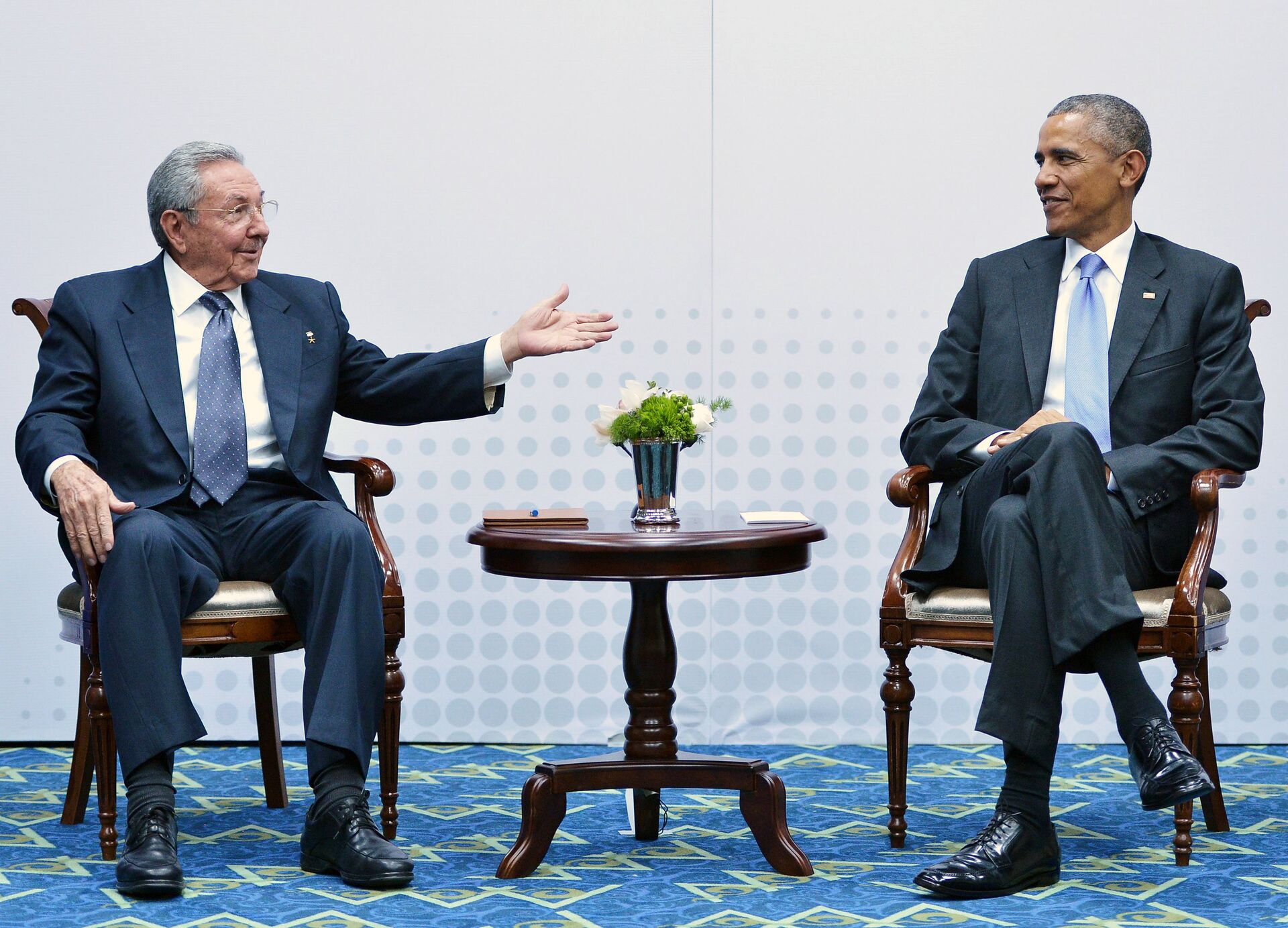 Presidentes de Cuba (Raúl Castro) e Estados Unidos (Barack Obama) se encontraram durante a  7ª Cúpula das Américas, realizada em abril, no Panamá - Sputnik Brasil, 1920, 19.05.2022