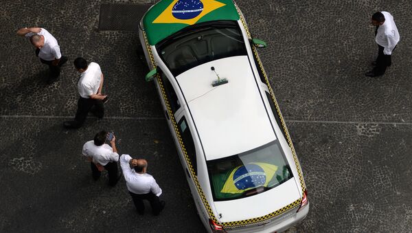 Taxi decorado com bandeira brasileira em São Paulo - Sputnik Brasil