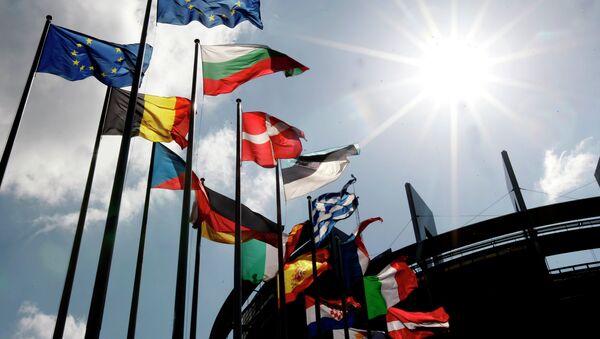 Bandeiras no Parlamento Europeu em Estrasburgo, França - Sputnik Brasil