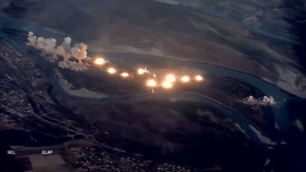 Caças F-15 da Força Aérea dos EUA lançam munições na ilha iraquiana de Qanus para expulsar militantes da Daesh (foto de arquivo) - Sputnik Brasil