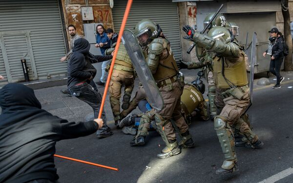 Manifestantes do ato contrário ao golpe de 1973 entram em confronto com a polícia chilena.  - Sputnik Brasil