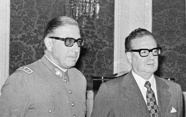 O então general-chefe do Exército do Chile, Augusto Pinochet, e o presidente do país Salvador Allende em foto de 23 de agosto de 1973. - Sputnik Brasil